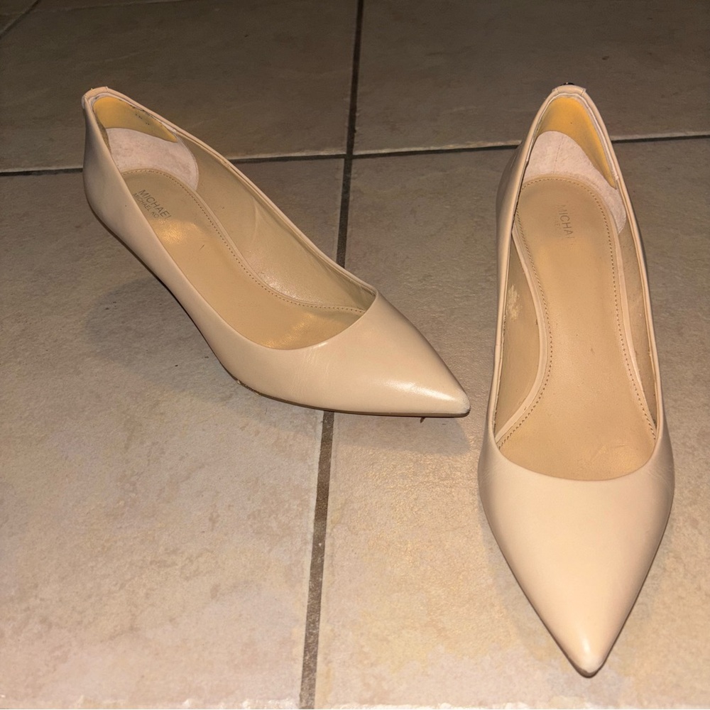 MICHAEL KORS PUMPS 660 LT
BLUSH
ALINA FLEX KITTEN PUMP